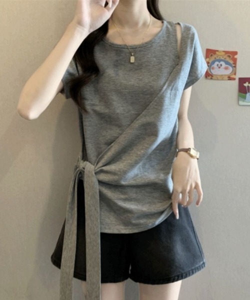 AMAJI(アマジ)の「サイドリボン アシンメトリー オフショルダー 半袖Tシャツ(Tシャツ/カットソー・レディース・ブラック/グレー・MEDIUM/LARGE/X-LARGE)」の1枚目の写真