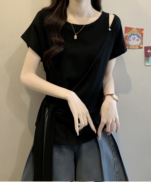 AMAJI(アマジ)の「サイドリボン アシンメトリー オフショルダー 半袖Tシャツ(Tシャツ/カットソー・レディース・ブラック/グレー・MEDIUM/LARGE/X-LARGE)」の3枚目の写真