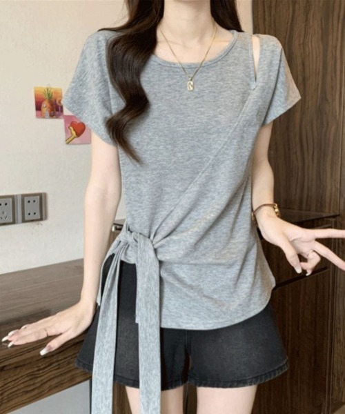 AMAJI(アマジ)の「サイドリボン アシンメトリー オフショルダー 半袖Tシャツ(Tシャツ/カットソー・レディース・ブラック/グレー・MEDIUM/LARGE/X-LARGE)」の4枚目の写真