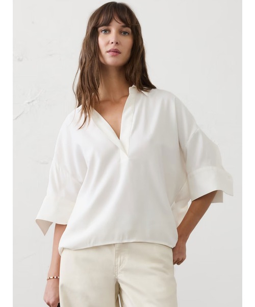 BANANA REPUBLIC FACTORY STORE(バナナリパブリック ファクトリーストア)の「BANANA REPUBLIC FACTORY STORE ドレーピーツイル スキッパートップス(シャツ/ブラウス・レディース・ベージュ/オリーブ/ブラック/ホワイト・XS/S/M/L)」の2枚目の写真