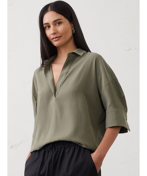 BANANA REPUBLIC FACTORY STORE(バナナリパブリック ファクトリーストア)の「BANANA REPUBLIC FACTORY STORE ドレーピーツイル スキッパートップス(シャツ/ブラウス・レディース・ベージュ/オリーブ/ブラック/ホワイト・XS/S/M/L)」の1枚目の写真