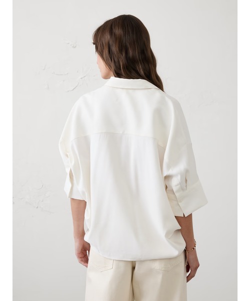 BANANA REPUBLIC FACTORY STORE(バナナリパブリック ファクトリーストア)の「BANANA REPUBLIC FACTORY STORE ドレーピーツイル スキッパートップス(シャツ/ブラウス・レディース・ベージュ/オリーブ/ブラック/ホワイト・XS/S/M/L)」の6枚目の写真