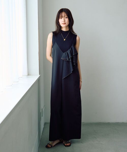 YECCA VECCA(イェッカヴェッカ)の「ラッフルキャミオールインワン(サロペット/オーバーオール・レディース・ダークベージュ/ブラック・FREE)」の1枚目の写真