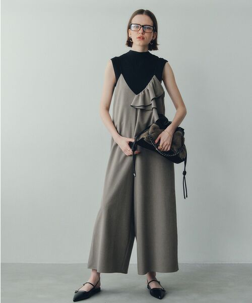 YECCA VECCA(イェッカヴェッカ)の「ラッフルキャミオールインワン(サロペット/オーバーオール・レディース・ダークベージュ/ブラック・FREE)」の3枚目の写真