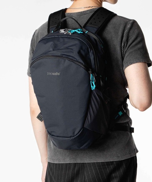 pacsafe(パックセーフ)の「【Pacsafe / パックセーフ】Pacsafe ECO 18L Backpack / エコ バックパック リュック 防犯機能 サステナブル(バックパック/リュック・メンズ・ブラック・FREE)」の1枚目の写真