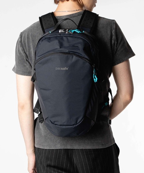 pacsafe(パックセーフ)の「【Pacsafe / パックセーフ】Pacsafe ECO 18L Backpack / エコ バックパック リュック 防犯機能 サステナブル(バックパック/リュック・メンズ・ブラック・FREE)」の2枚目の写真