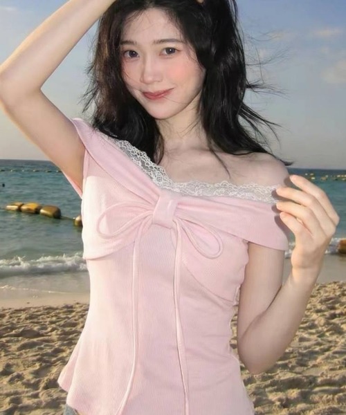 FREE STYLISTS(フリー スタイリスト)の「可愛い レース ピンクリボン オフショルダー フィット Tシャツ 旅行 普段着に(Tシャツ/カットソー・レディース・ピンク・L/S/M)」の3枚目の写真