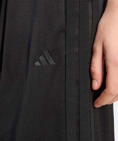 adidas(アディダス)の「ラックスフロー サテン ルーズフィット ストレートレッグ オープンヘム パンツ / アディダス adidas(その他パンツ・レディース・ブラック・X-LARGE/MEDIUM/LARGE/XX-LARGE/X-SMALL/SMALL)」の3枚目の写真
