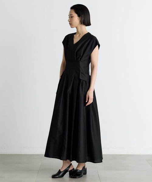 HARUNOBUMURATA(ハルノブムラタ)の「【HARUNOBUMURATA/ハルノブムラタ】OASIS/Vネックワンピース(ワンピース・レディース・ブラック・38/36)」の1枚目の写真