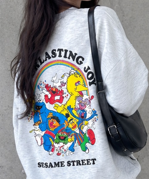 GLAMOROUS JANE(グラマラスジェーン)の「SESAME STREETバックプリントオーバーサイズトレーナー(スウェット・レディース・グリーン/杢グレー/ブラック・FREE)」の3枚目の写真