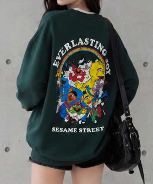 GLAMOROUS JANE(グラマラスジェーン)の「SESAME STREETバックプリントオーバーサイズトレーナー(スウェット・レディース・グリーン/杢グレー/ブラック・FREE)」の1枚目の写真