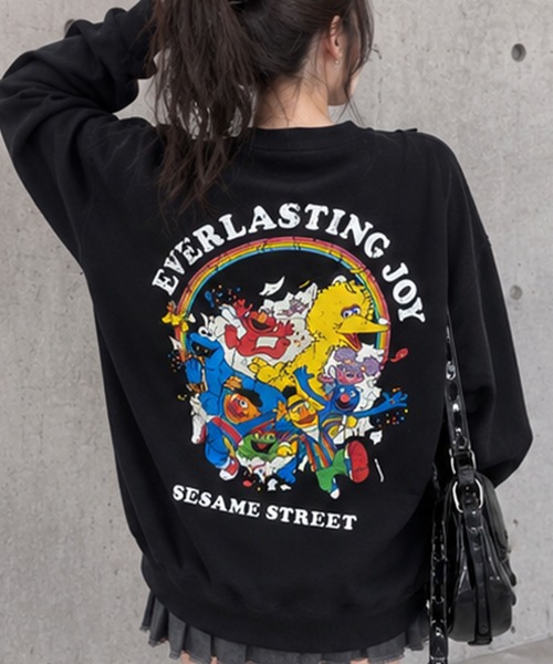 GLAMOROUS JANE(グラマラスジェーン)の「SESAME STREETバックプリントオーバーサイズトレーナー(スウェット・レディース・グリーン/杢グレー/ブラック・FREE)」の2枚目の写真