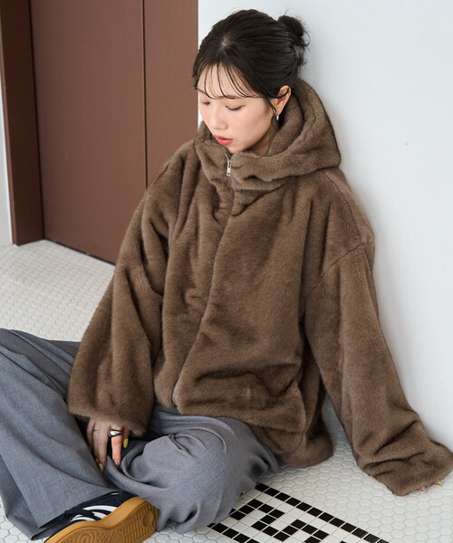 FREAK'S STORE(フリークスストア)の「限定展開 ボリューム ファー フード ジャケット(その他アウター・レディース・ベージュ/グレー/ブラウン・フリ-)」の3枚目の写真