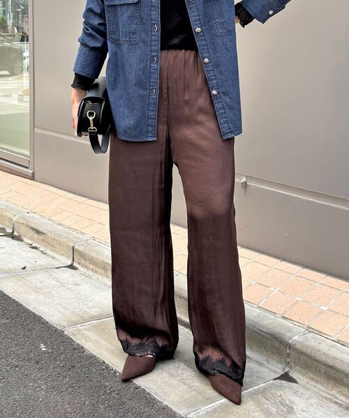 le.coeur blanc(ルクールブラン)の「裾レースサテンパンツ(その他パンツ・レディース・ブルー系その他4/ブラウン・38)」の2枚目の写真