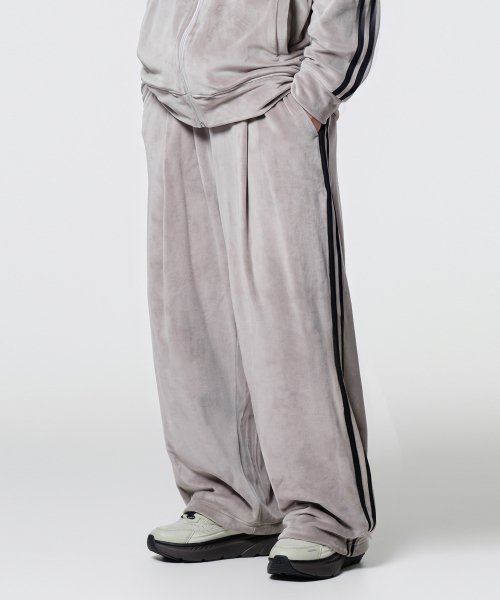 MOZMOZ(モズモズ)の「ベルベットワイドトラックパンツグレー(スウェットパンツ・レディース・グレー・3/LARGE/X-LARGE)」の3枚目の写真