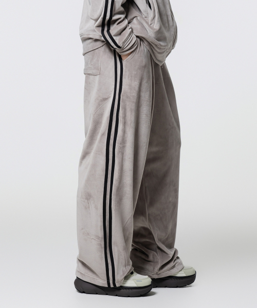 MOZMOZ(モズモズ)の「ベルベットワイドトラックパンツグレー(スウェットパンツ・レディース・グレー・3/LARGE/X-LARGE)」の4枚目の写真