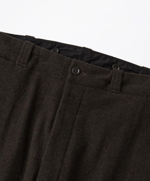 OUTSTANDING(アウトスタンディング)の「WOOL HERRINGBONE OFFICER TROUSERS_D.BROWN(スラックス・メンズ・その他・LARGE/SMALL/MEDIUM)」の3枚目の写真