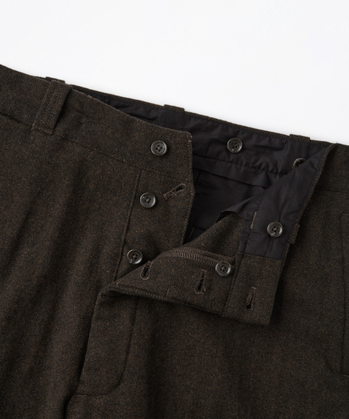 OUTSTANDING(アウトスタンディング)の「WOOL HERRINGBONE OFFICER TROUSERS_D.BROWN(スラックス・メンズ・その他・LARGE/SMALL/MEDIUM)」の4枚目の写真