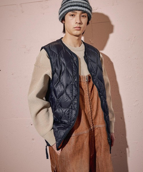 TAION(タイオン)の「【TAION(タイオン)】別注MILITARY CREW NECK BUTTON DOWN JKT(ダウンベスト・メンズ・グリーン/ブラック・MEDIUM/LARGE)」の2枚目の写真