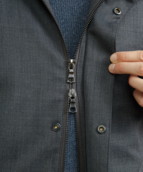 MEN'S MELROSE（メンズメルローズ）の「TWシャークスキンボンディングフーデットブルゾン ｜防風 / 保温（ブルゾン・メンズ・グレー/ブラック・5/4/3/2）」の16枚目の写真