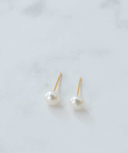 【K10】フォルムパールピアス/淡水パール/BOXつき(ピアス(両耳用))|Phoebe(フィービィー) 【K10】フォルムパールピアス/淡水パール/BOXつき(ピアス(両耳用))|Phoebe(フィービィー)