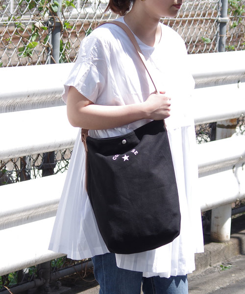 CONVERSE（コンバース）の「【CONVERSE/コンバース】CANVAS LEATHER SHOULBAG（ショルダーバッグ・レディース・オフホワイト/ベージュ/ブラック/ネイビー/グレー・FREE）」の2枚目の写真