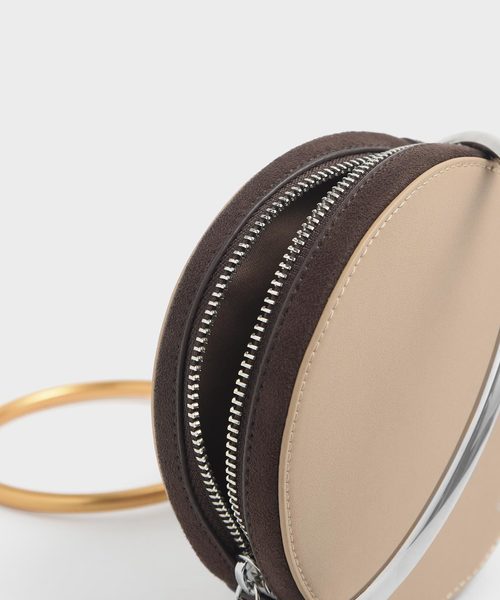 CHARLES & KEITH（チャールズ & キース）の「クロックエフェクト メタルトップハンドルサーキュラーポーチ / Croc-Effect Metal Top Handle Circular Pouch（ハンドバッグ・レディース・ホワイト/ブラック/ベージュ・S）」の13枚目の写真