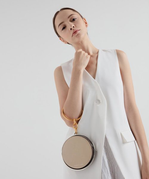 CHARLES & KEITH（チャールズ & キース）の「クロックエフェクト メタルトップハンドルサーキュラーポーチ / Croc-Effect Metal Top Handle Circular Pouch（ハンドバッグ・レディース・ホワイト/ブラック/ベージュ・S）」の15枚目の写真
