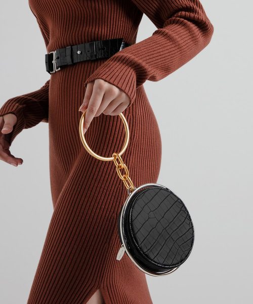 CHARLES & KEITH（チャールズ & キース）の「クロックエフェクト メタルトップハンドルサーキュラーポーチ / Croc-Effect Metal Top Handle Circular Pouch（ハンドバッグ・レディース・ホワイト/ブラック/ベージュ・S）」の7枚目の写真