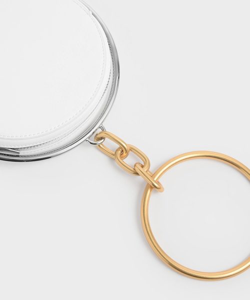 CHARLES & KEITH（チャールズ & キース）の「クロックエフェクト メタルトップハンドルサーキュラーポーチ / Croc-Effect Metal Top Handle Circular Pouch（ハンドバッグ・レディース・ホワイト/ブラック/ベージュ・S）」の4枚目の写真