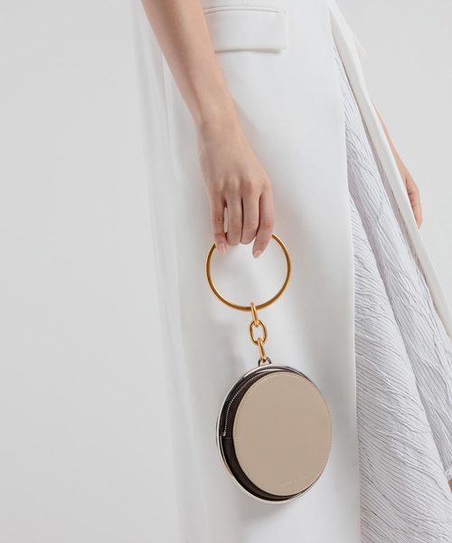 CHARLES & KEITH（チャールズ & キース）の「クロックエフェクト メタルトップハンドルサーキュラーポーチ / Croc-Effect Metal Top Handle Circular Pouch（ハンドバッグ・レディース・ホワイト/ブラック/ベージュ・S）」の11枚目の写真
