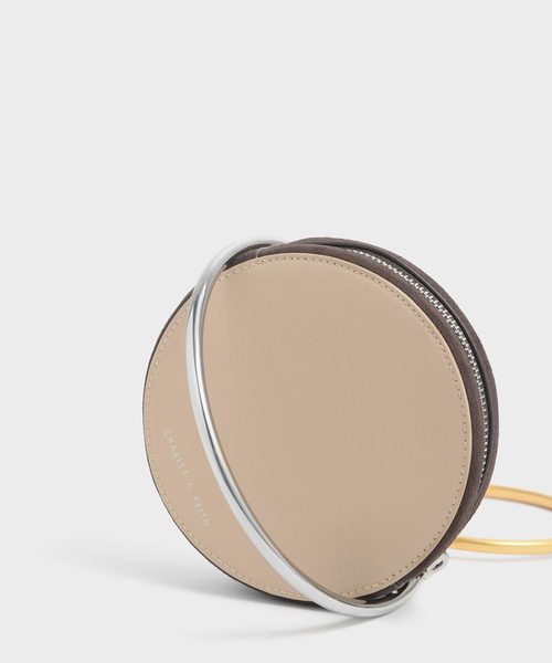 CHARLES & KEITH（チャールズ & キース）の「クロックエフェクト メタルトップハンドルサーキュラーポーチ / Croc-Effect Metal Top Handle Circular Pouch（ハンドバッグ・レディース・ホワイト/ブラック/ベージュ・S）」の14枚目の写真