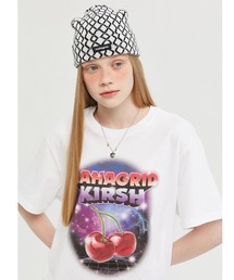 KIRSH（キルシー）の「『KIRSH/キルシー』×『mahagrid/マハグリッド』CHERRY TEE/チェリーデザイン ロゴプリント 半袖Tシャツ（Tシャツ/カットソー・メンズ）」