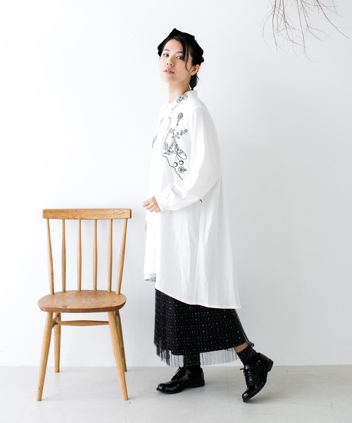 ScoLar（スカラー）の「花アニマルカットワーク刺繍シャツ