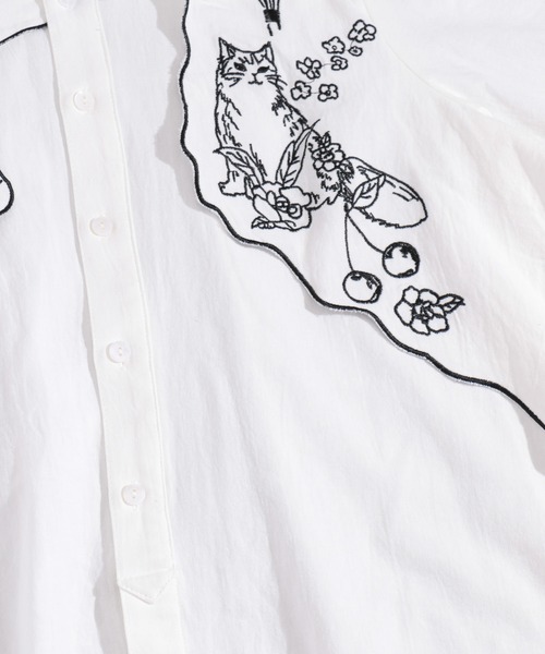 ScoLar（スカラー）の「花アニマルカットワーク刺繍シャツ