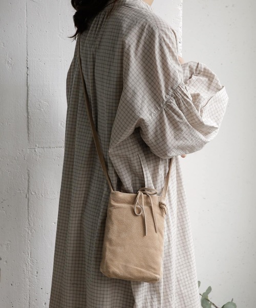 URBAN RESEARCH DOORS（アーバンリサーチドアーズ）の「ウォッシャブルスエードサコッシュ（ショルダーバッグ・レディース・チャコールグレー/ライトベージュ・ONE）」の2枚目の写真