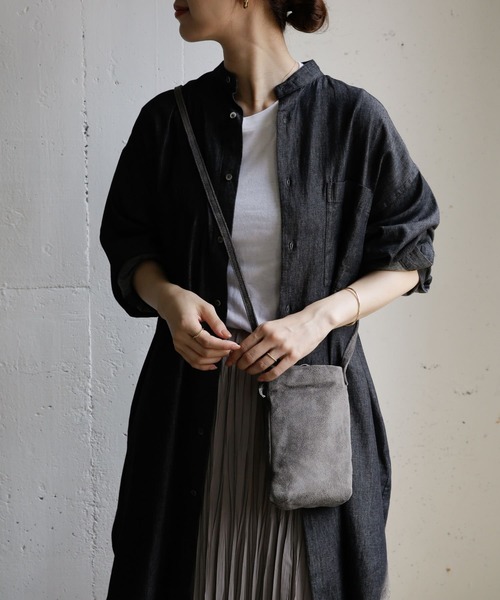 URBAN RESEARCH DOORS（アーバンリサーチドアーズ）の「ウォッシャブルスエードサコッシュ（ショルダーバッグ・レディース・チャコールグレー/ライトベージュ・ONE）」の9枚目の写真