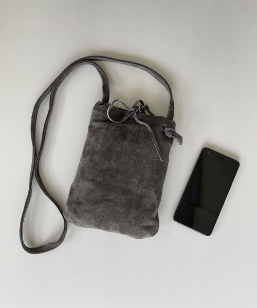 URBAN RESEARCH DOORS（アーバンリサーチドアーズ）の「ウォッシャブルスエードサコッシュ（ショルダーバッグ・レディース・チャコールグレー/ライトベージュ・ONE）」の10枚目の写真