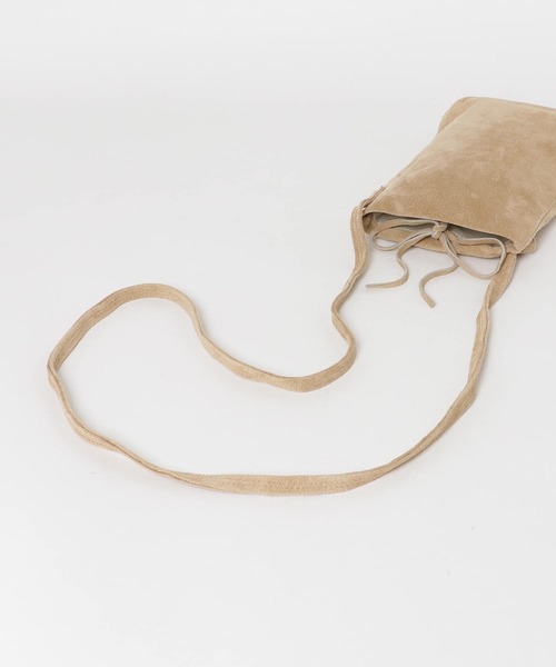 URBAN RESEARCH DOORS（アーバンリサーチドアーズ）の「ウォッシャブルスエードサコッシュ（ショルダーバッグ・レディース・チャコールグレー/ライトベージュ・ONE）」の8枚目の写真