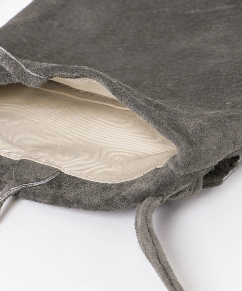 URBAN RESEARCH DOORS（アーバンリサーチドアーズ）の「ウォッシャブルスエードサコッシュ（ショルダーバッグ・レディース・チャコールグレー/ライトベージュ・ONE）」の11枚目の写真