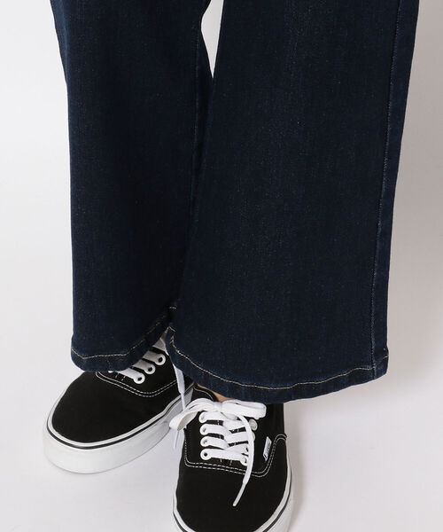AVIREX（アヴィレックス）の「タイプブルー ストレッチデニムフレアーパンツ/ TYPE BLUE STRETCH DENIM FLARE PANT（デニムパンツ・レディース・ワンウォッシュ/ライトインディゴブルー・MEDIUM/LARGE/SMALL）」の6枚目の写真
