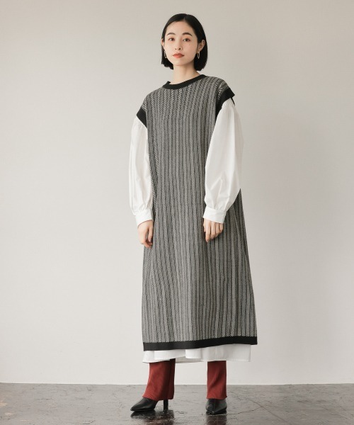 LOWRYS FARM(ローリーズファーム)の「ニットエプロンベストワンピース 959948(ワンピース・レディース・ブラック/グリーン/ベージュ・FREE)」の2枚目の写真