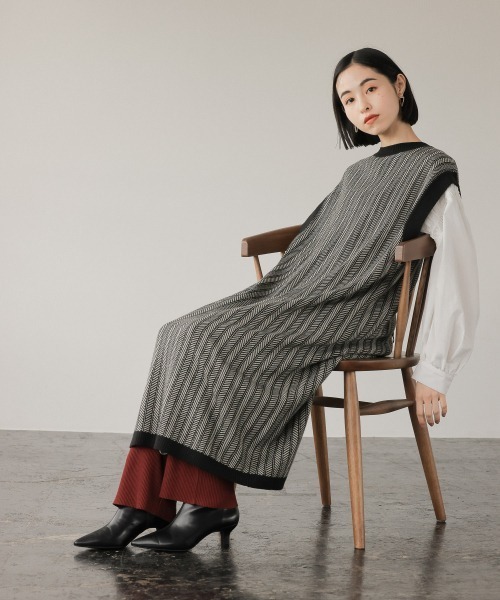 LOWRYS FARM(ローリーズファーム)の「ニットエプロンベストワンピース 959948(ワンピース・レディース・ブラック/グリーン/ベージュ・FREE)」の4枚目の写真