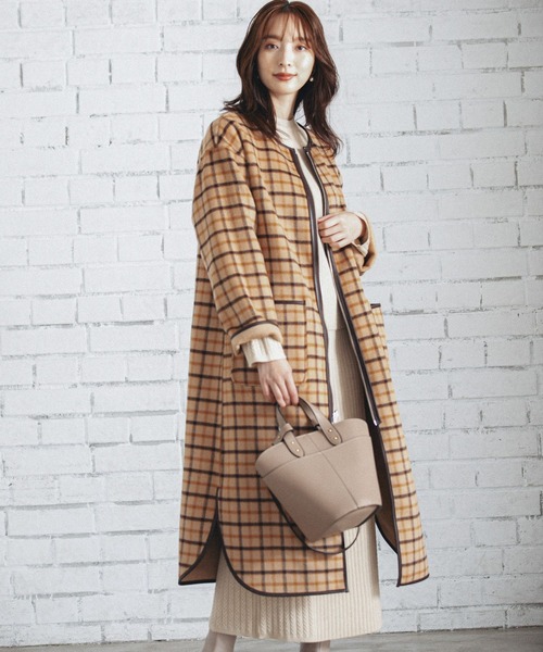 Andemiu(アンデミュウ)の「リバーシブルウールチェックコート215192(ノーカラーコート・レディース・ブラック/グレー/モカ・FREE)」の4枚目の写真