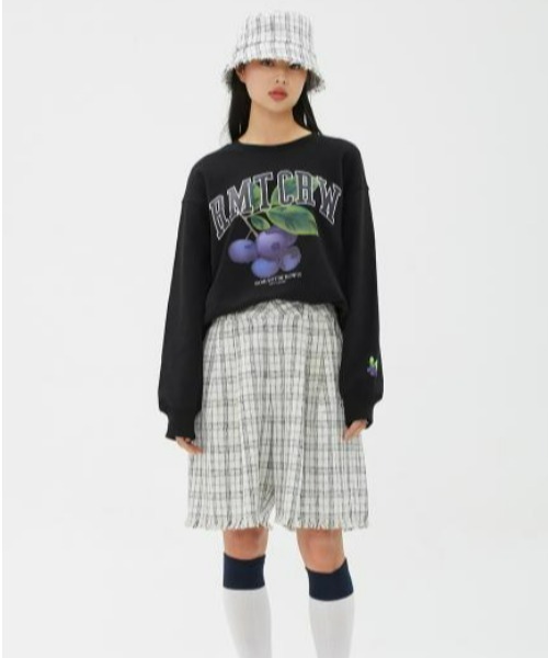 ROMANTIC CROWN（ロマンティッククラウン）の「ROMANTIC CROWN(ロマンティッククラウン) /GARDENING BERRY SWEAT SHIRT/ガーデニングベリー クルーネック スウェットシャツ（スウェット・レディース・ライトグレー/ブラック/パープル・M/L/XL）」の5枚目の写真