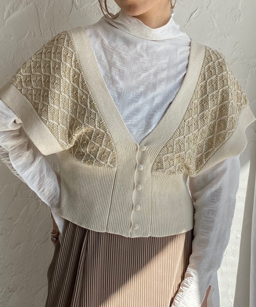 She's Closet(シーズクローゼット)の「綿混合深Vネックダイヤ柄くるみボタンジャガードニットビスチェ(ベスト・レディース・グリーン/ブラック/ベージュ・FREE)」の2枚目の写真