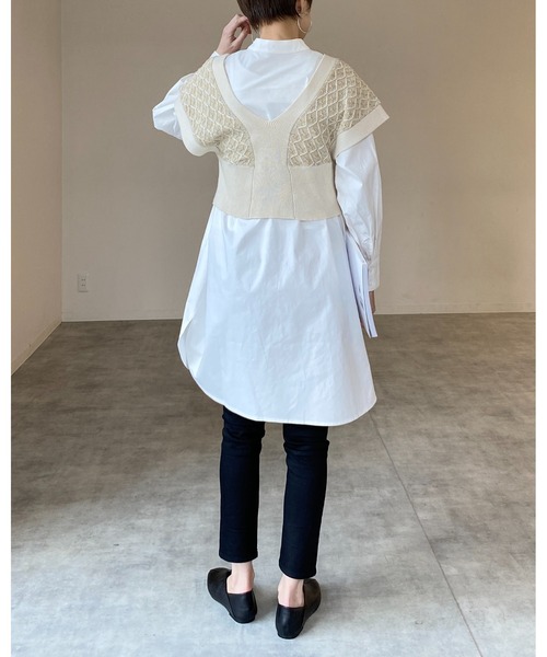 She's Closet(シーズクローゼット)の「綿混合深Vネックダイヤ柄くるみボタンジャガードニットビスチェ(ベスト・レディース・グリーン/ブラック/ベージュ・FREE)」の5枚目の写真
