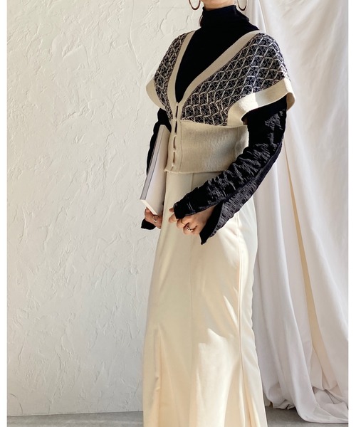 She's Closet(シーズクローゼット)の「綿混合深Vネックダイヤ柄くるみボタンジャガードニットビスチェ(ベスト・レディース・グリーン/ブラック/ベージュ・FREE)」の15枚目の写真