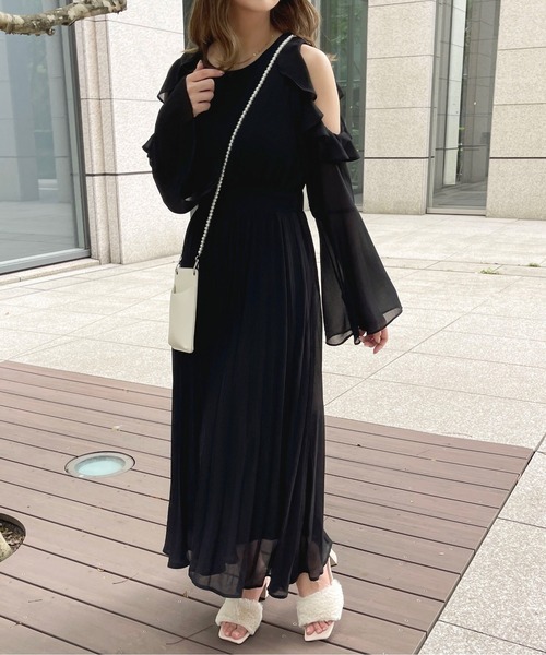 apres jour(アプレジュール)の「オープンショルダーワンピース【ZOZOTOWN限定アイテム】(ワンピース・レディース・ブラック/オフホワイト/アイボリー/ライトピンク・SMALL/MEDIUM/X-LARGE)」の4枚目の写真