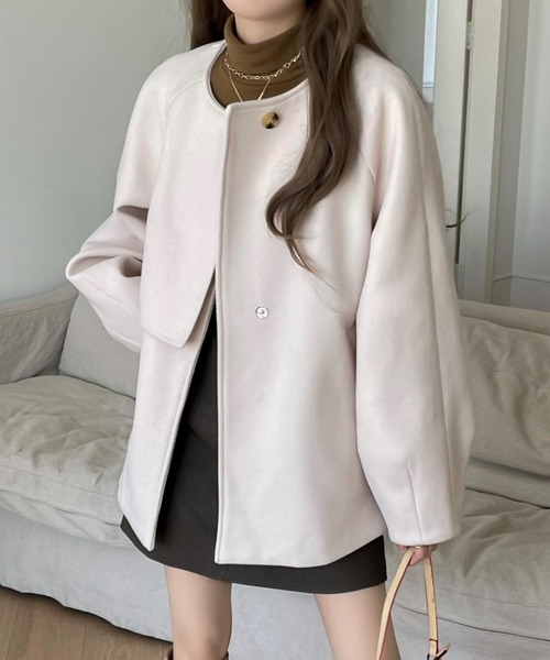 emi+（エミプラス）の「レイヤード風 ショートノーカラーコート（ノーカラーコート・レディース・ブラウン/キャメル/ベージュ/ブラック/ネイビー/チャコールグレー/ブルーグレー・FREE）」の5枚目の写真